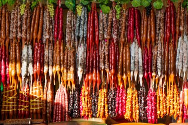 İçinde ceviz olan geleneksel sosis şekilli şekerler.