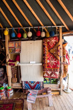 Dokuma tezgahında yapılmış geleneksel halılar