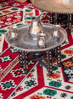 Görünüşte çok eski tarz metal ewer su kavanozu