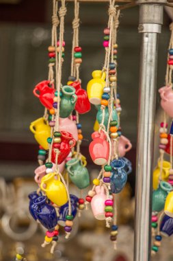 Pazarda satılık geleneksel kil çömlek