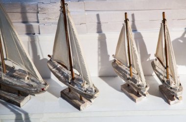 El yapımı yelkenliler görünürde.