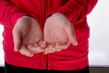 Beyaz bir arka planda el hareketi yapmak.