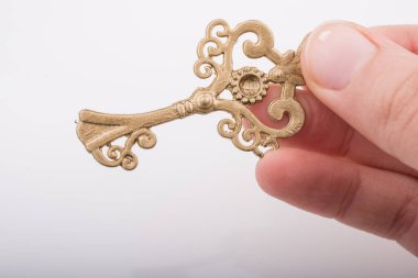 Bir retro tarzı altın rengi dekoratif anahtar tutan çocuk el