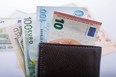 Beyaz arka planda el ele tutuşan Amerikan doları banknotları