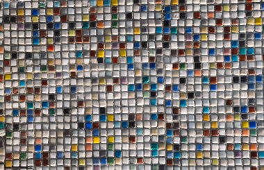 Beton duvar ile renkli mozaik kaplı