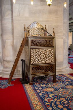 Ahşap minbar, camide Osmanlı döneminin vaaz kürsüsü