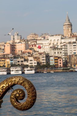 İstanbul Altın Boynuzu 'ndan Galata Kulesi manzarası