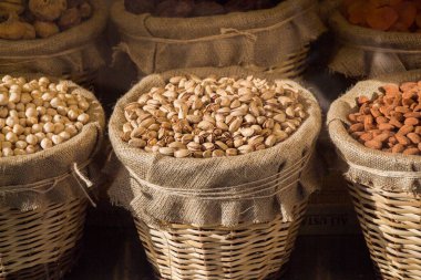Hasır sepet dolusu çeşit fındık.