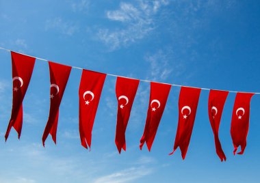 Türk ulusal bayrağı açık havada iple sallanıyor