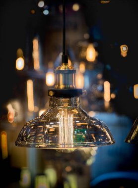 Dekoratif stil filament ampulleri görünürde