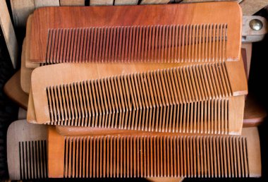 Tahtadan yapılmış eski tarz saç tarağı.