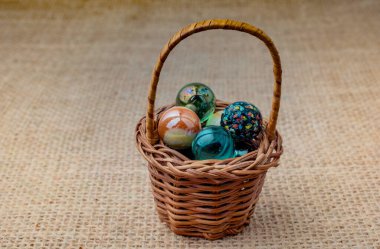 Parlak renkli mermer topları oyuncak görünümünde