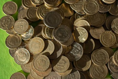 Maliye, para, bankacılık ve iş konsepti ile Türk sikkeleri