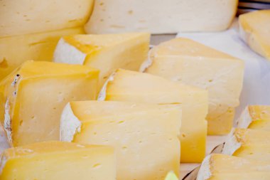 Rafta satılık kaşkaval ya da kasseri peyniri var.