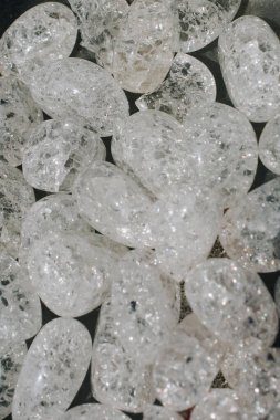 Doğal mineral kaya numunesi olarak kristalize kuvars (taş-kristal) değerli taş