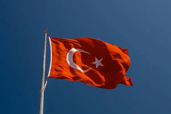 Bandeira Nacional Turca Com Estrela Branca Lua Pólo Céu Imagem De Stock