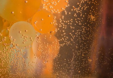 Su tabanında yağ kabarcıkları oluşmuş.