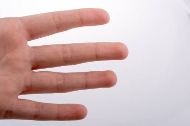 Beyaz bir arka plan üzerinde insan eli