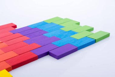 Beyaz bir arka plan üzerinde renkli Domino taşları