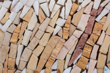 Küçük taşlardan yapılmış dekoratif taş zemin