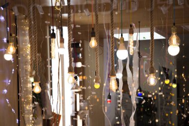 Dekoratif antika edison tarzı iplik ampulleri asılıydı.