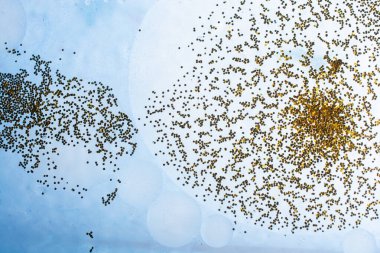 Su tabanında yağ kabarcıkları oluşmuş.