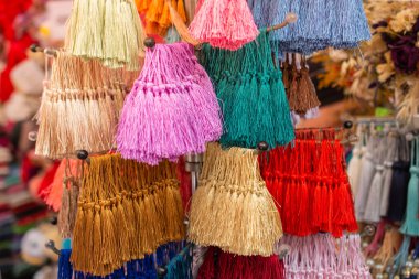 Görünümdeki tasarım elementleri için çeşitli renklerde püsküller