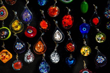 Çeşitli renkte renkli boncuklar.