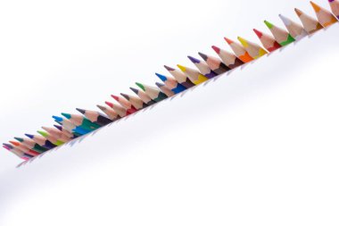 çeşitli renk beyaz bir arka plan üzerinde renkli kalemler