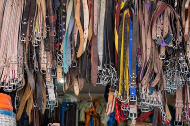 Giysi tasarımı için tokalı kemerler