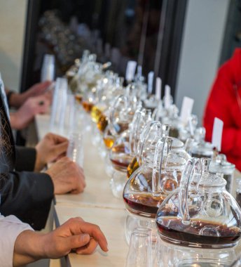 Cam çaydanlıkta demlenmiş bitki çayı ve şişede çay bitkisi.