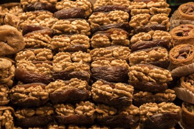 Bütün taze ceviz incir nutshells olmadan yığını