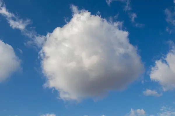 Koyu ve gri bulutlar gökyüzünde