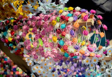 Baş tacı güzel sahte çiçeklerden yapılmıştır.