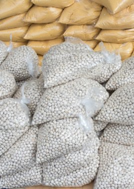 Plastik ambalajlı beyaz fasulyeler