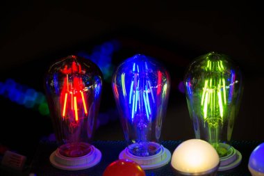 Dekoratif stil filament ampulleri görünürde