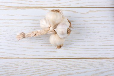 Ahşap dokusu üzerinde yerleştirilen sarımsak karanfil