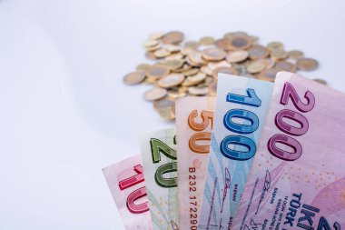 Türk Lirası sikke ve banknot beyaz arka plan üzerinde yan yana