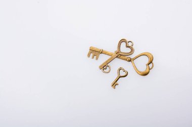 Beyaz arkaplanda kalp şeklinde retro metal tuşlar