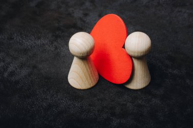 Aşk kartı ve sevgililer günü konsepti için siyah renkte kırmızı kalp.