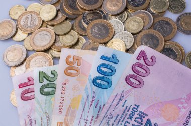 Türk Lirası sikke ve banknot beyaz arka plan üzerinde yan yana