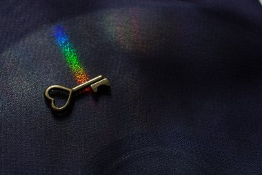 Klasik anahtar. - Antika anahtar. Renkli kumaş arkaplanındaki Retro anahtarı