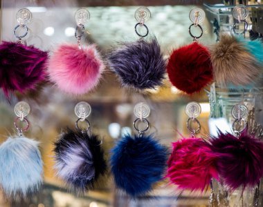 Çarşıdaki renkli ponponların seti.