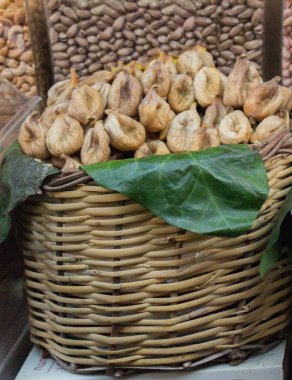 Piyasada kuru incir meyvesi.