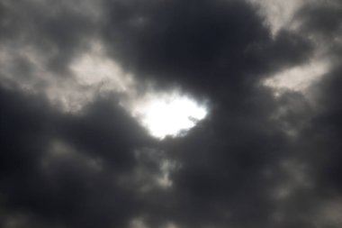 Koyu ve gri bulutlar gökyüzünde