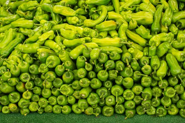 Πολλά Πράσινα Peppers Βρέθηκαν Φόντο Τροφίμων — Φωτογραφία Αρχείου