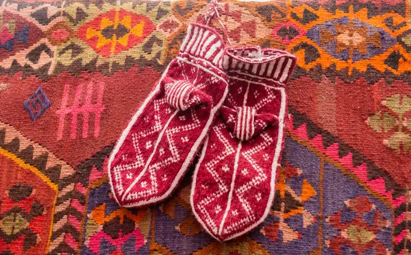 Χειροποίητα Πολύχρωμα Τουρκικής Εθνοτικής Στυλ Υφασμένα Μάλλινες Κάλτσες — Φωτογραφία Αρχείου