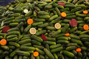 Yerel pazarda taze yeşil salatalıklar satılıyor..