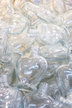 Boş küçük şeffaf şişeler seti