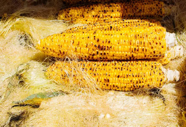 玉米芯上的烤玉米剥皮 — 图库照片
